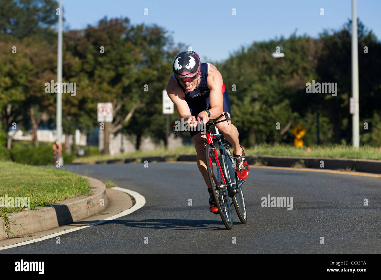 Radrennfahrer eine Ecke - USA Stockfoto