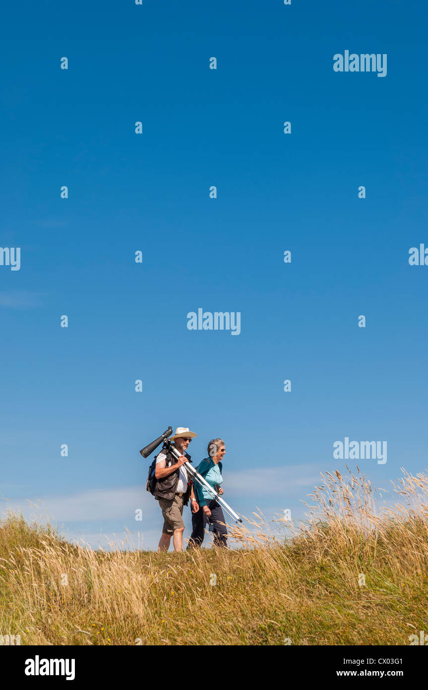 Ein paar der Vogelbeobachter am Minsmere RSPB Vogelreservat in Suffolk, England, Großbritannien, Vereinigtes Königreich Stockfoto