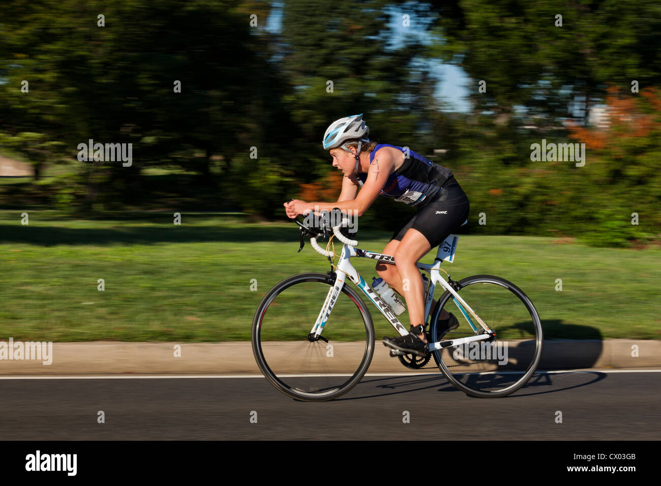 Weibliche Radfahrer Rennen in Radrennen - USA Stockfoto