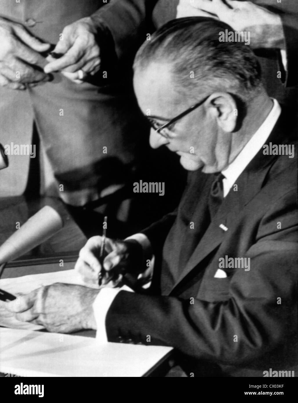 Präsident Lyndon b. Johnson unterzeichnet Civil Rights Bill, 1964 Stockfoto