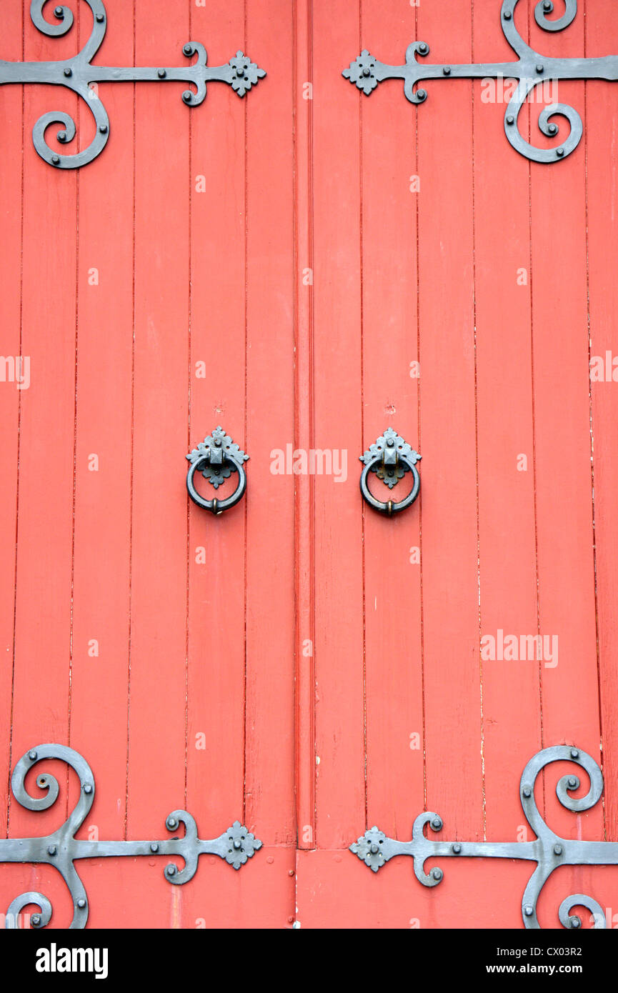 Nahaufnahme von der roten Seitentür des kanadischen Memorial Church, Vancouver, BC, Kanada Stockfoto