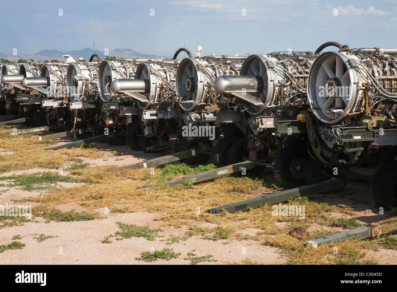 Überschüssige Düsentriebwerke der Lagerung bei der 309. Aerospace Maintenance and Regeneration Group in Davis-Monthan Air Force Base. Stockfoto