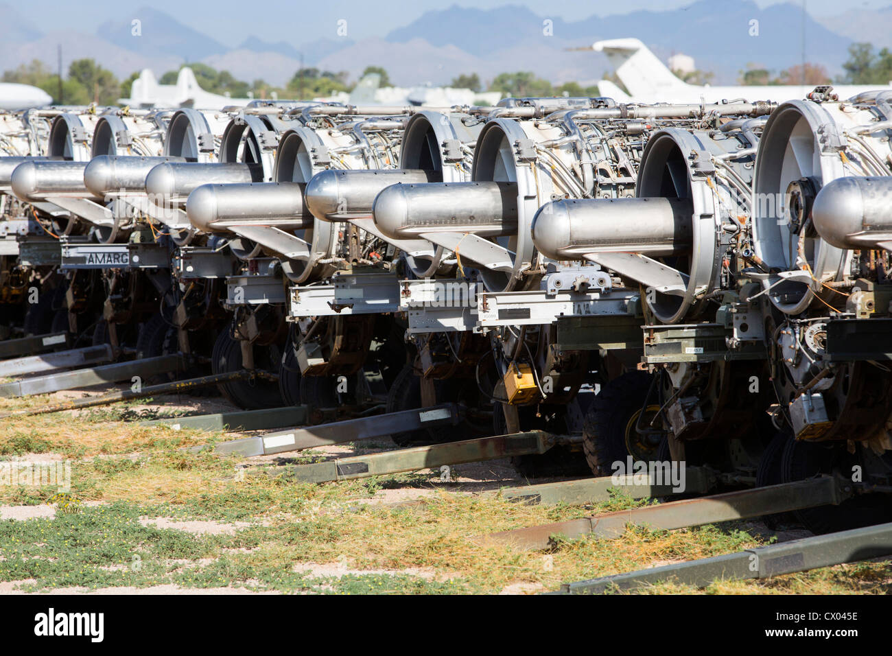 Überschüssige Düsentriebwerke der Lagerung bei der 309. Aerospace Maintenance and Regeneration Group in Davis-Monthan Air Force Base. Stockfoto