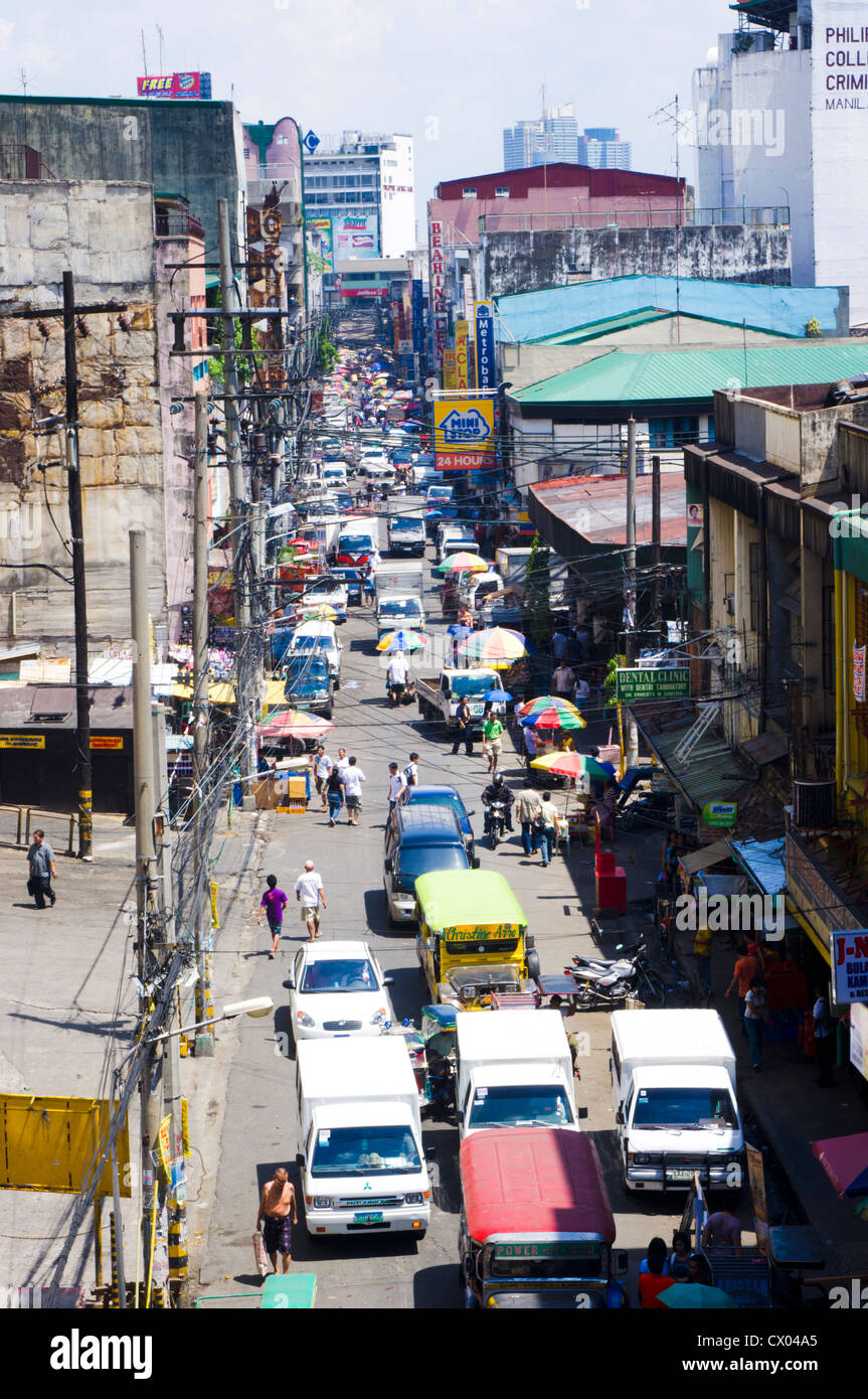 ein Blick auf eine Straße mit vielen Autos und Geschäften, Philippinen. Stockfoto