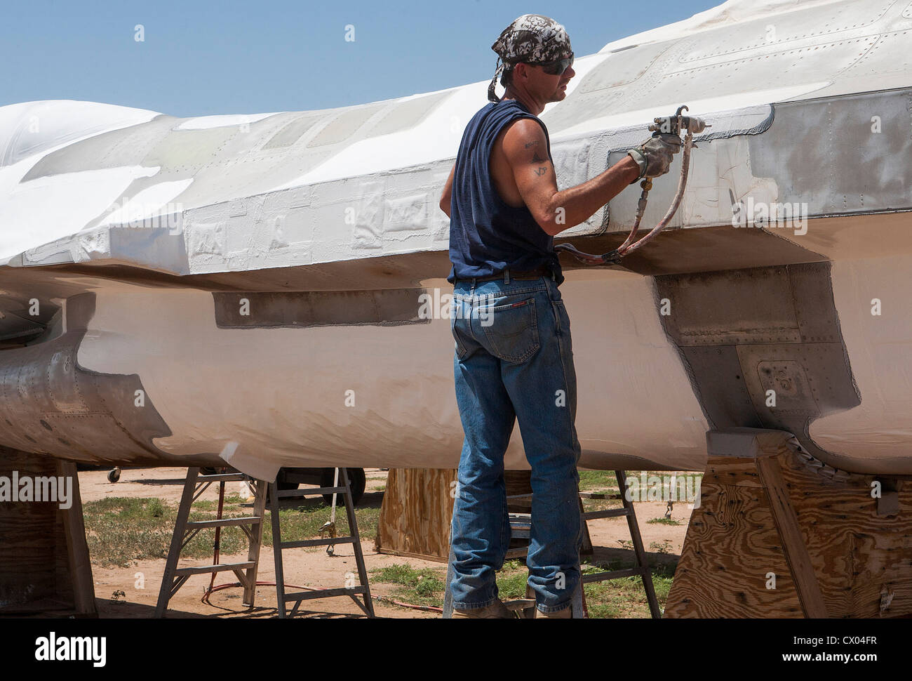 Ein Arbeiter bereitet ein Flugzeug zur Lagerung bei der 309. Aerospace Maintenance and Regeneration Group an Davis-Monthan AFB. Stockfoto