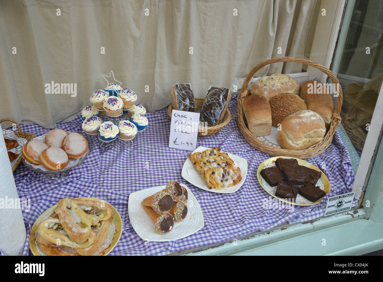 Fenster der Bäckerei, Markt Walk shopping Arcade, Stadtzentrum, Tiverton, Devon, England, Vereinigtes Königreich Stockfoto