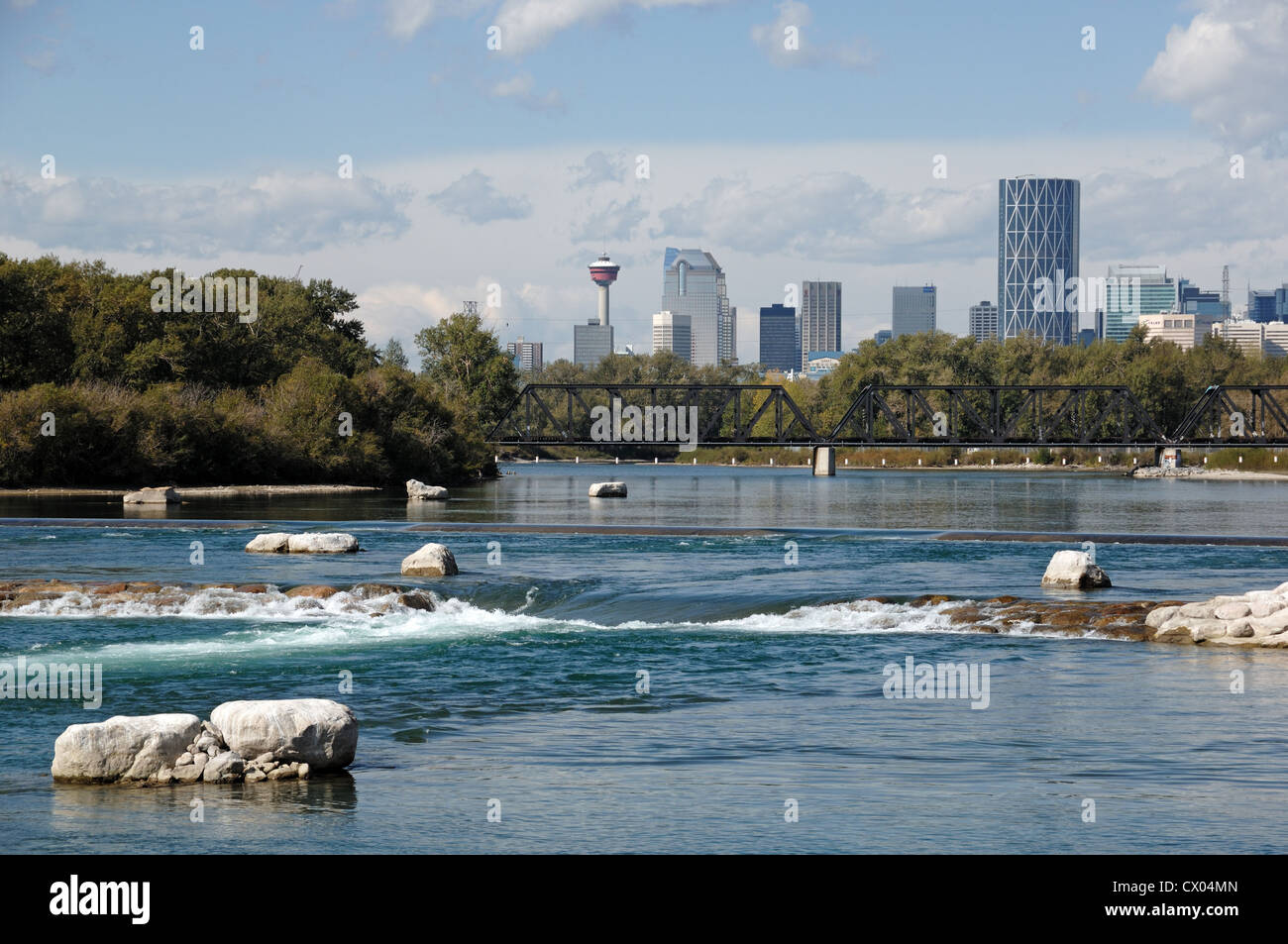 Ein Blick von der Bow River von der Innenstadt von Calgary, Alberta, Kanada. Stockfoto
