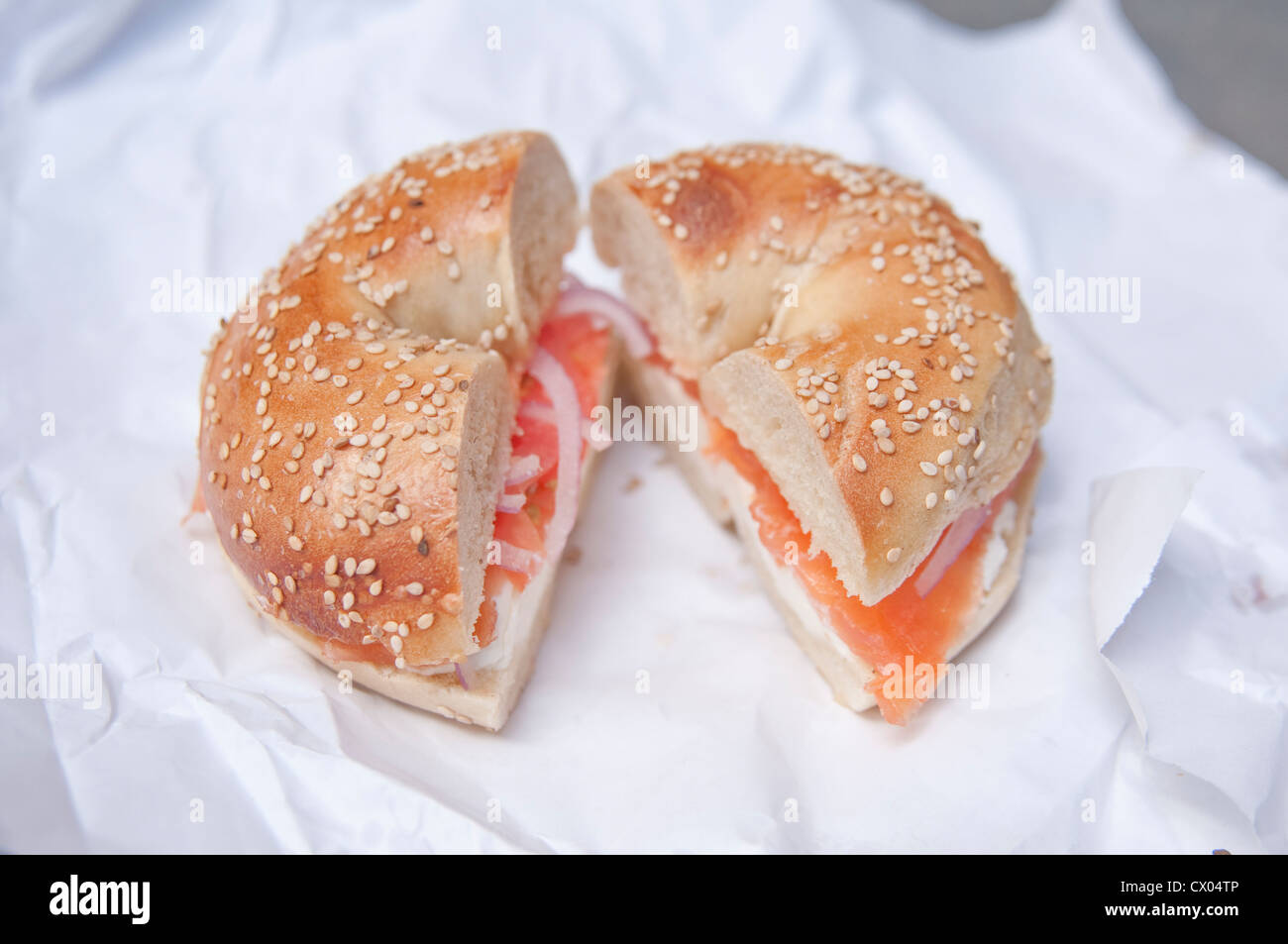 Ein Sesam Bagel mit Lox (Lachs), Frischkäse, Zwiebel und Tomate, sitzen ...