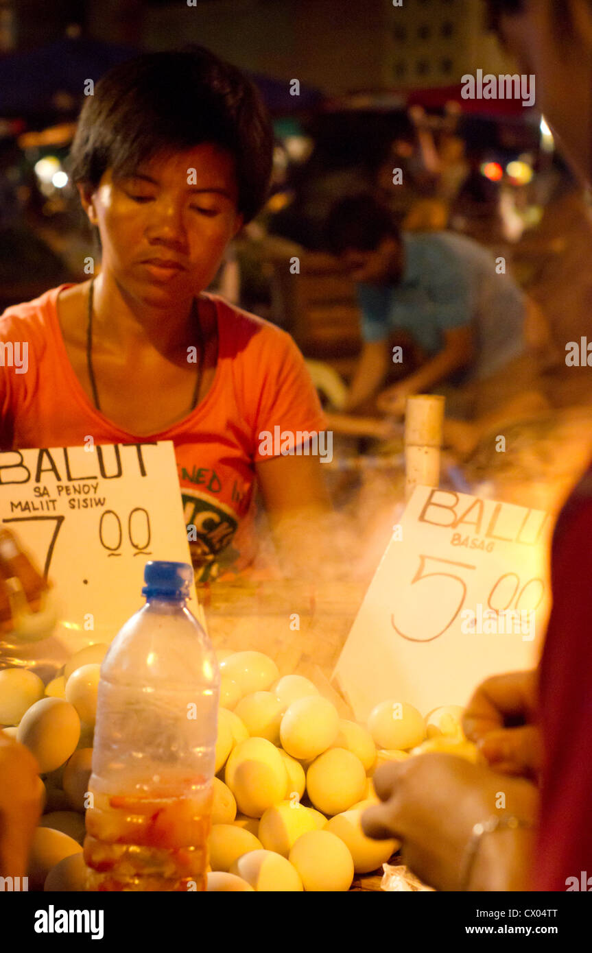 Balut-Anbieter in der Nacht, ist Foto auf Philippinen übernommen. Stockfoto