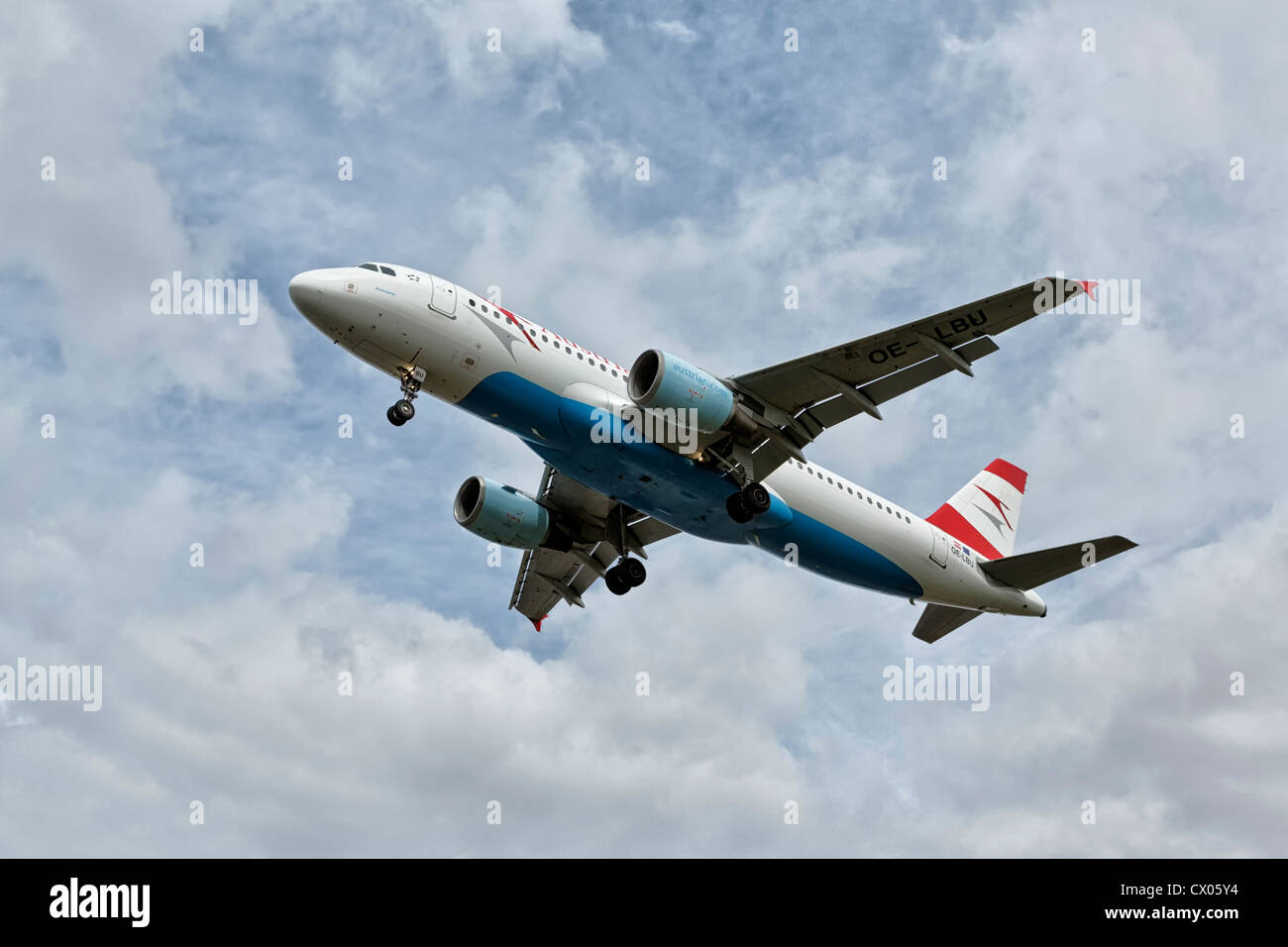 Ein Airbus A320 von Austrian Airlines im Endanflug Stockfoto