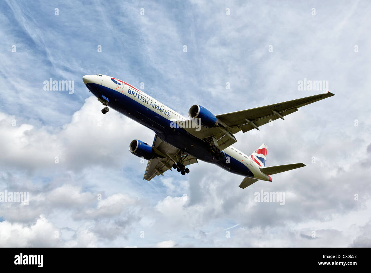 Eine Boeing 777 der British Airways im Endanflug Stockfoto