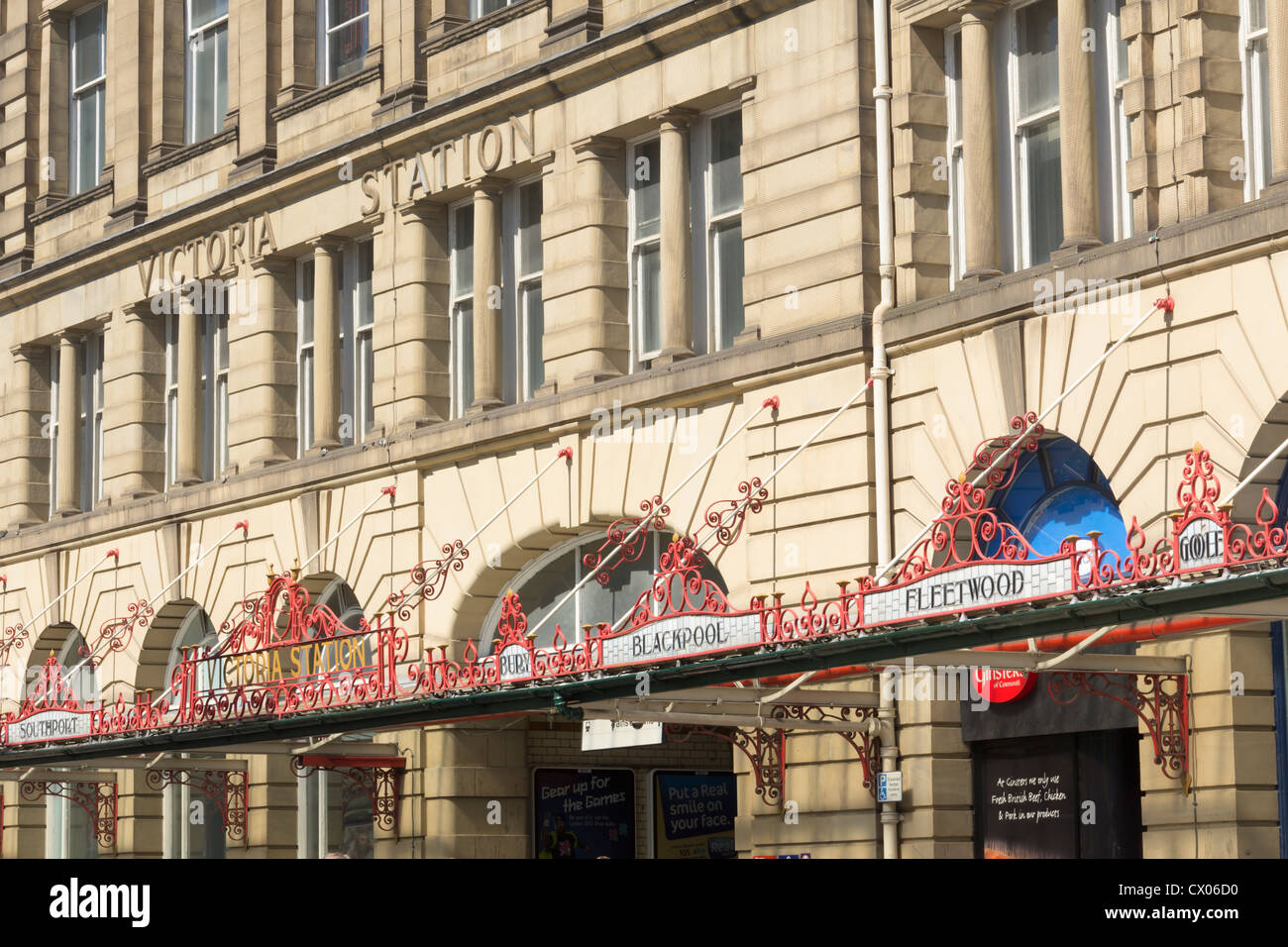Eisen und Glas Vordach an der Hauptfassade des Manchester Victoria Bahnhof zeigt Reiseziele der L & Y-Bahn Stockfoto
