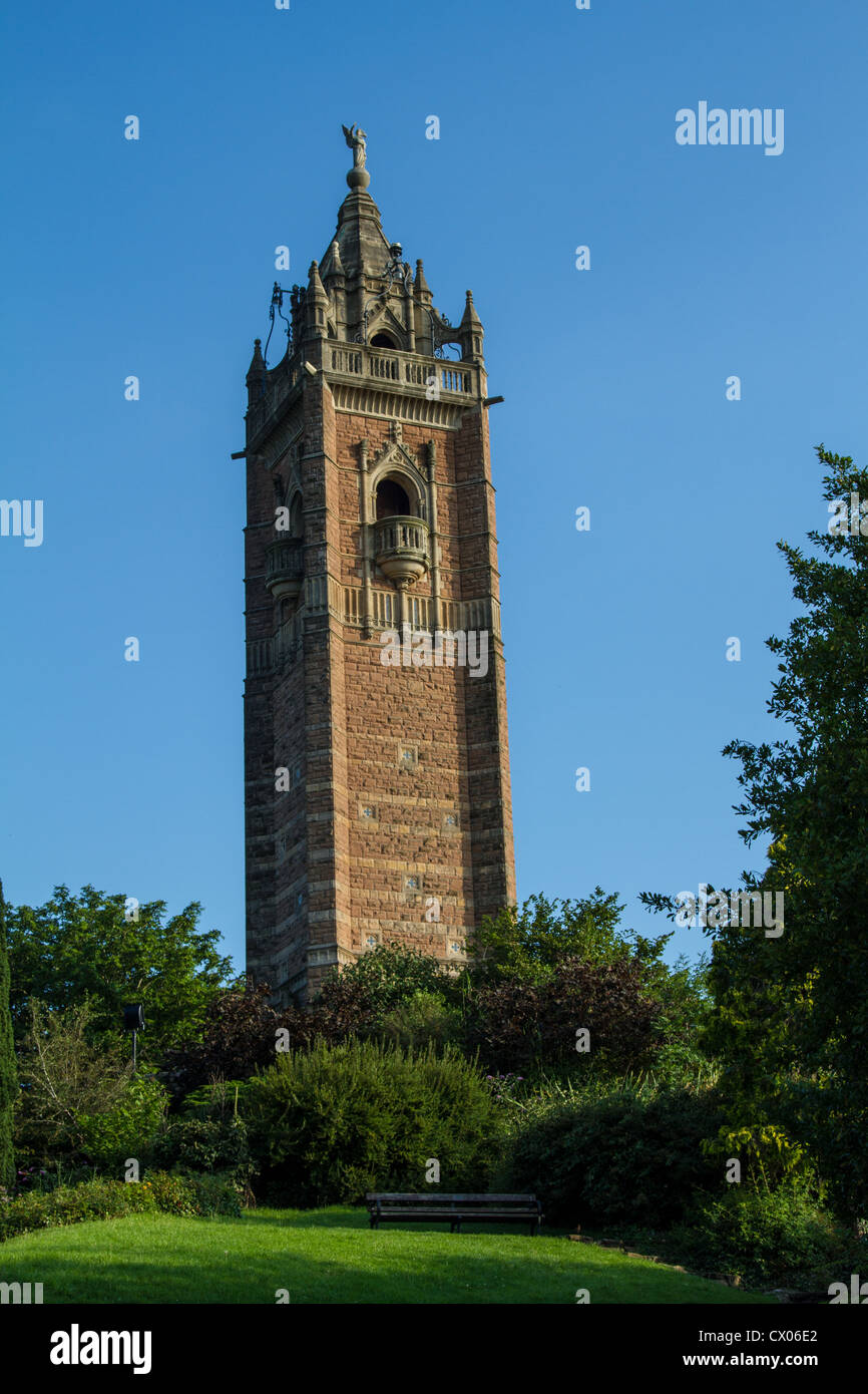 Cabot Tower, Bristol, UK an einem herrlichen sonnigen Tag im Sommer Stockfoto