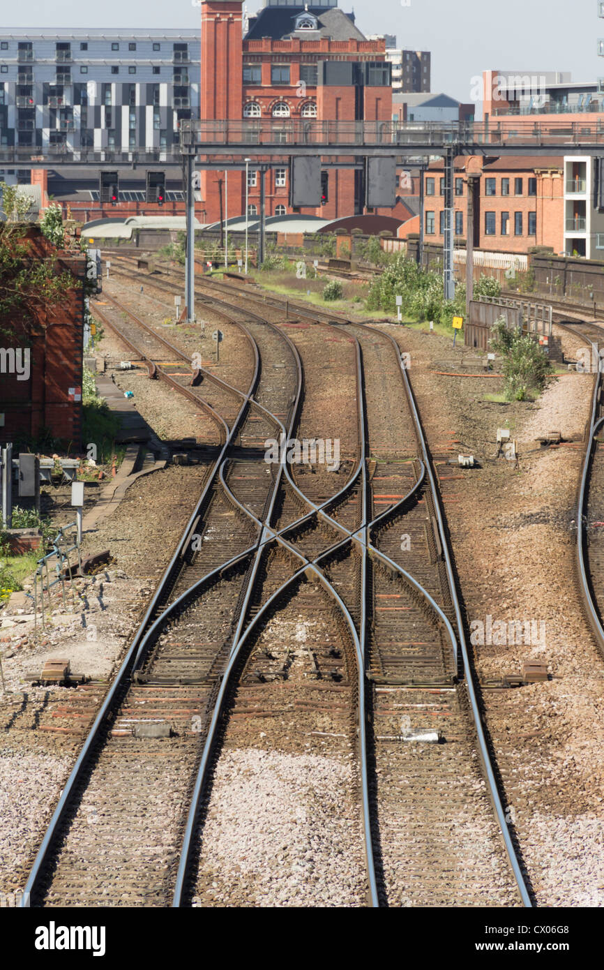 Der westliche Ansatz zum Bahnhof Manchester Victoria Station einschließlich einer Schere-Kreuzung in die Track-Bildung. Stockfoto