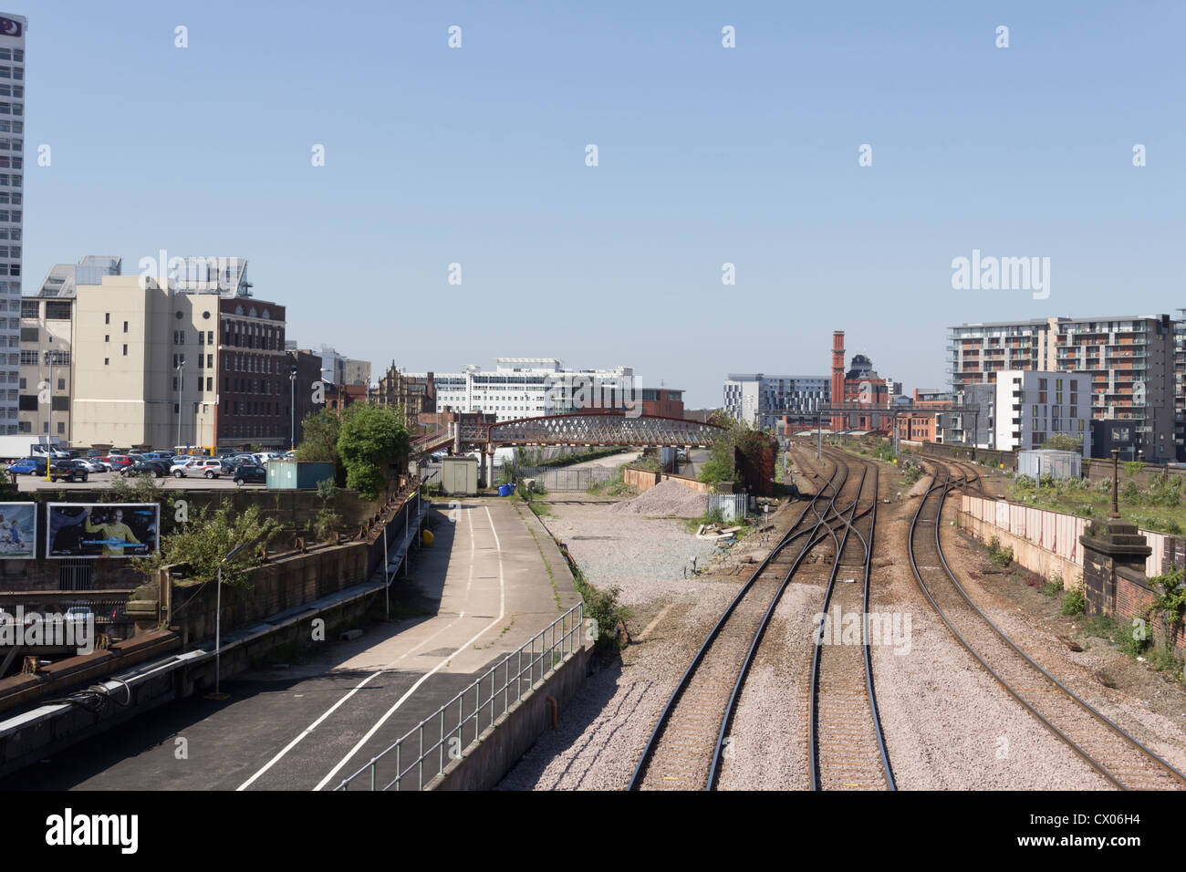 Der westliche Ansatz zum Bahnhof Manchester Victoria mit der ehemaligen Exchnage Station auf der linken Seite, jetzt ein Parkplatz zur Verfügung. Stockfoto