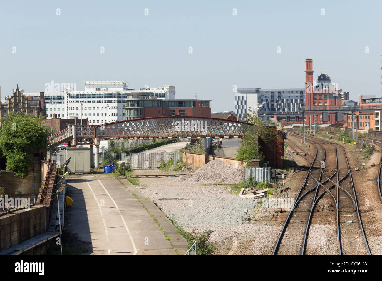 Der westliche Ansatz zum Bahnhof Manchester Victoria mit der ehemaligen Exchange Station auf der linken Seite, jetzt ein Parkplatz zur Verfügung. Stockfoto
