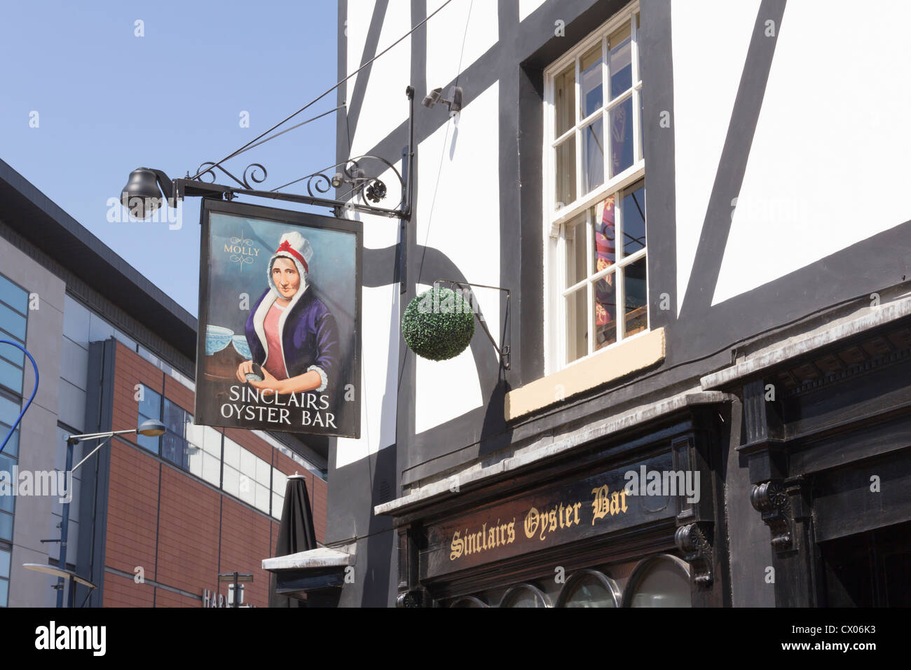 Pub Schild Sinclairs Austernbar in Manchester Darstellung Molly Owen, der gewaltige 18. Jahrhundert Hausmädchen und Bardame gibt. Stockfoto