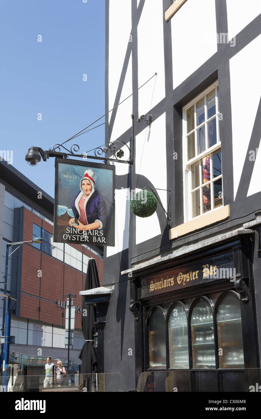 Pub Schild Sinclairs Austernbar in Manchester Darstellung Molly Owen, der gewaltige 18. Jahrhundert Hausmädchen und Bardame gibt. Stockfoto