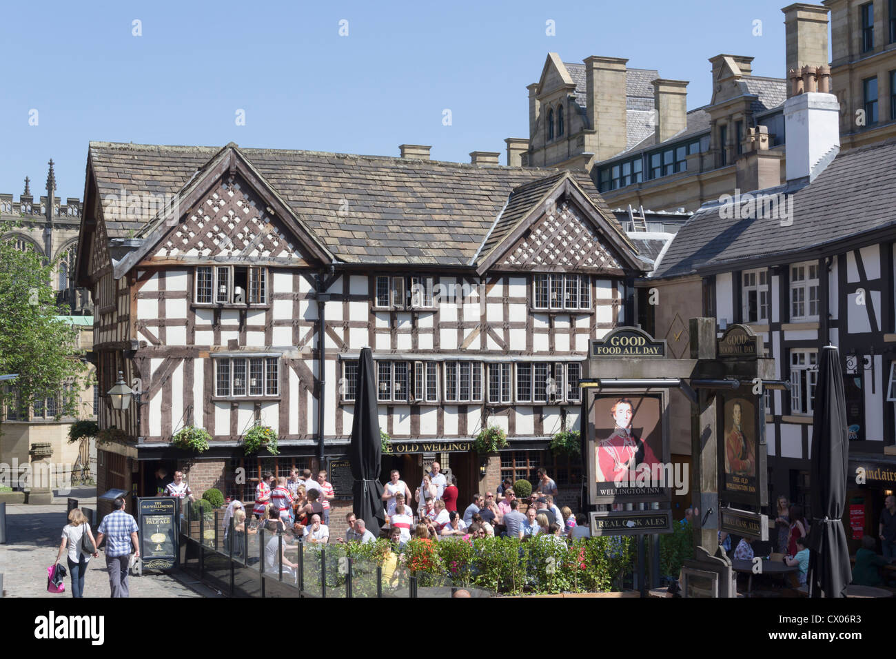 Beschäftigt Masse der Kunden in den Biergärten der alten Wellington und Sinclairs Oyster Bar, einem heillosen Durcheinander Square, Manchester. Stockfoto