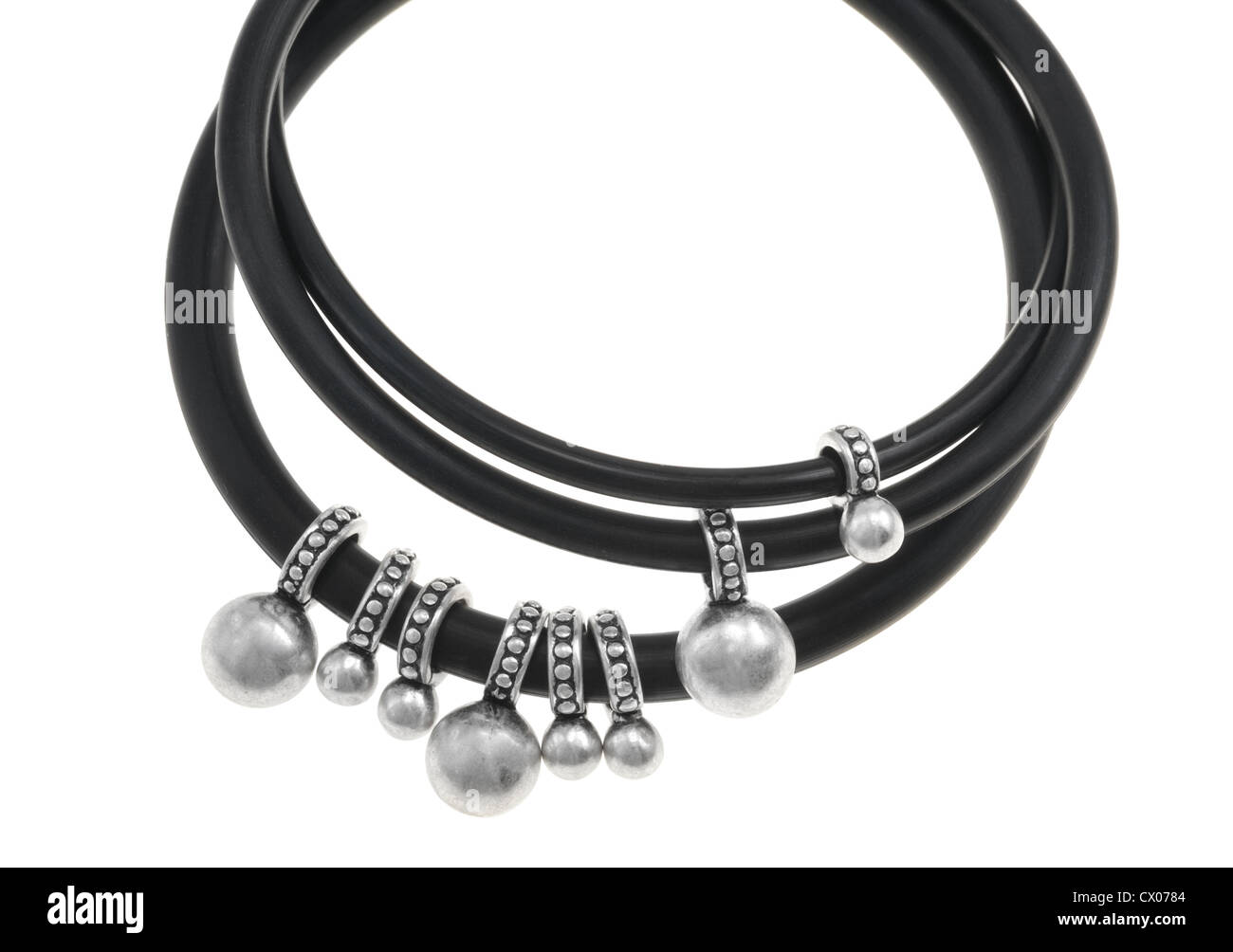 Armband aus schwarzen Kunststoff-Ringe mit Metall-Nieten, isoliert Stockfoto