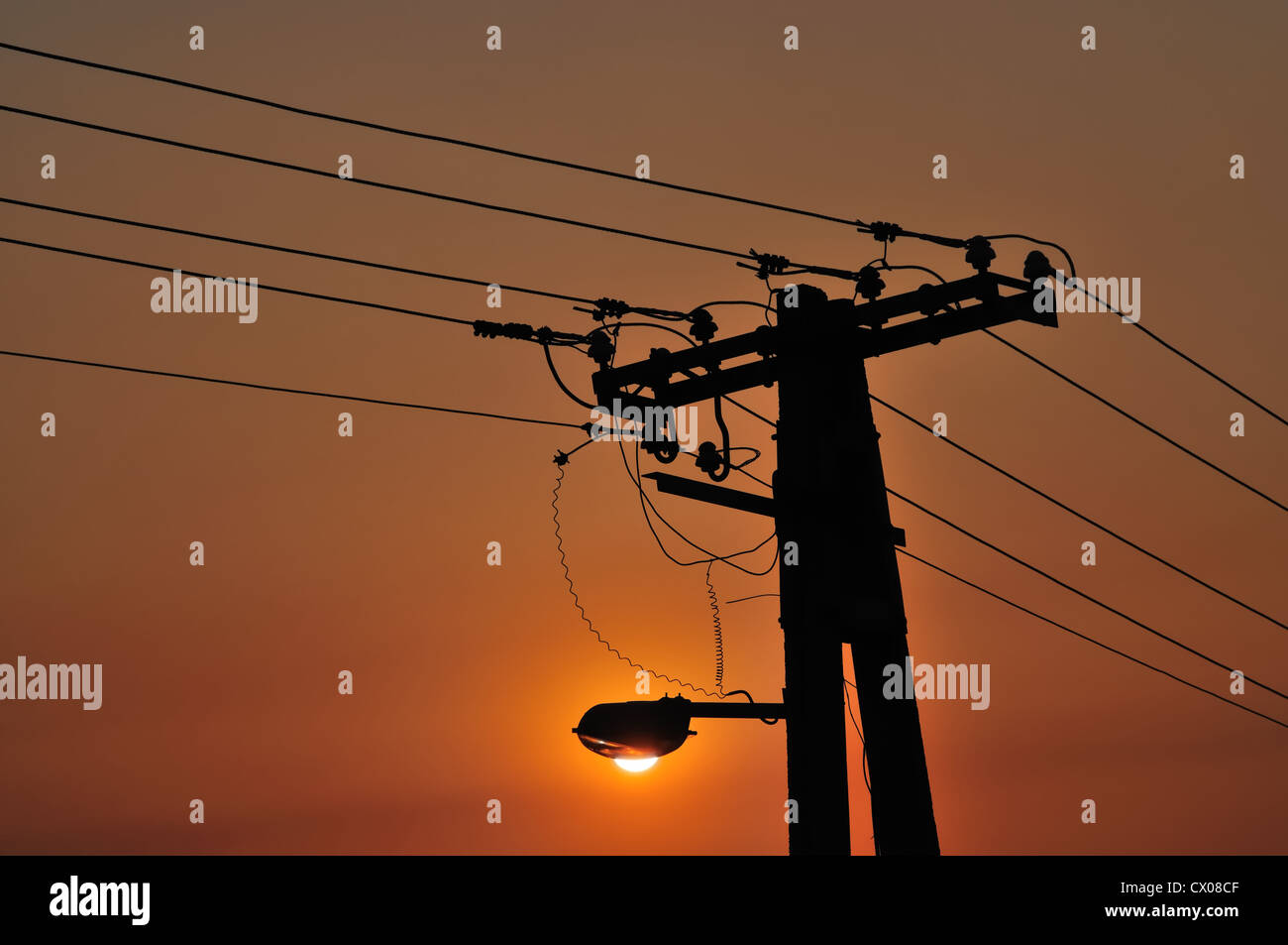 Silhouette der Straßenlaterne mit Sonnenuntergang orangefarbenen Himmel im Hintergrund Stockfoto