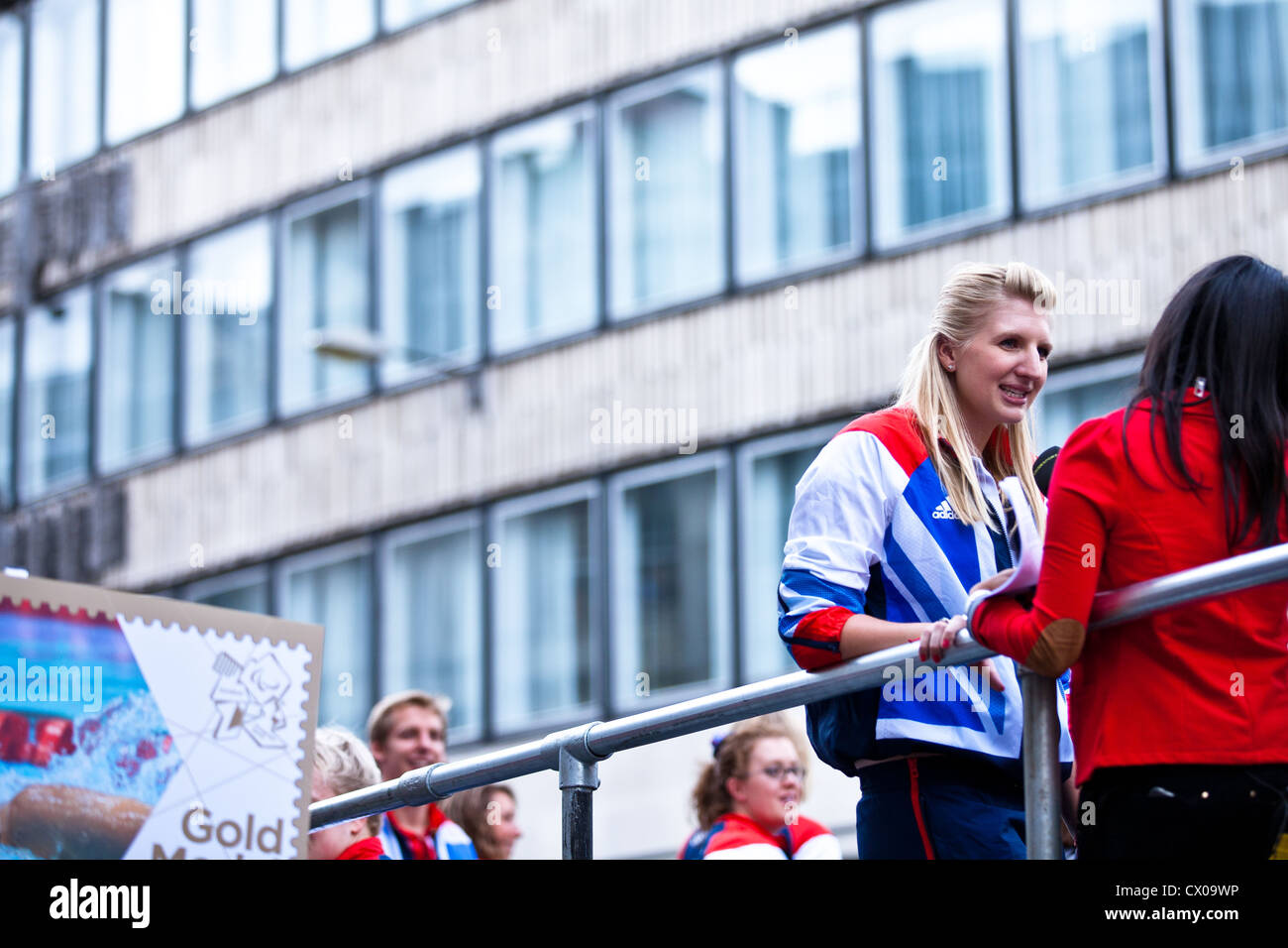 Rebecca Adlington, Schwimmer, Olympiasieger von Peking & Bronzemedaille von London 2012, an unser tolles Team Parade interviewt Stockfoto