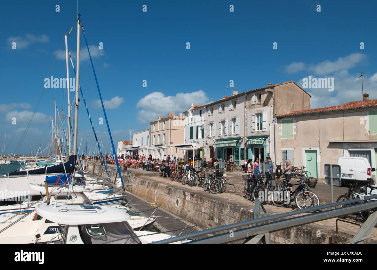 Die schöne Küstenstadt Stadt La Flotte, Île de Ré, Charente-Maritime, Poitou-Charentes, Frankreich. Stockfoto