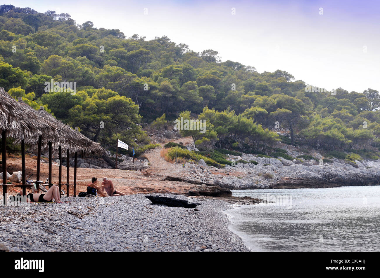 Den Kiesstrand am Dragonera auf der Insel Agistri-Griechenland Stockfoto