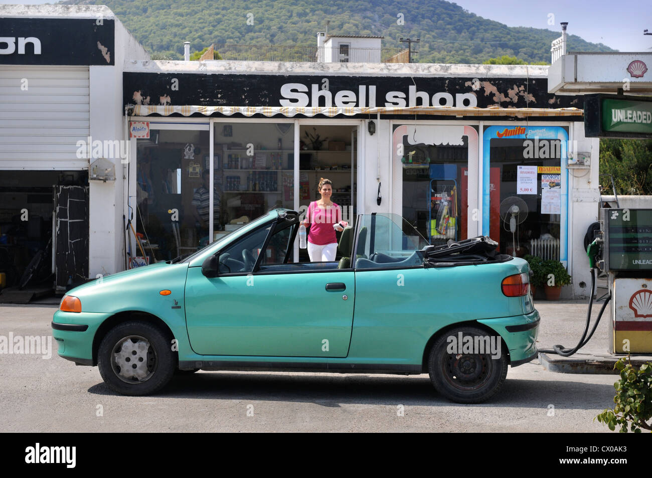 Eine kleine offene Top Mietwagen in einer Tankstelle auf der Insel Ägina Griechenland Stockfoto