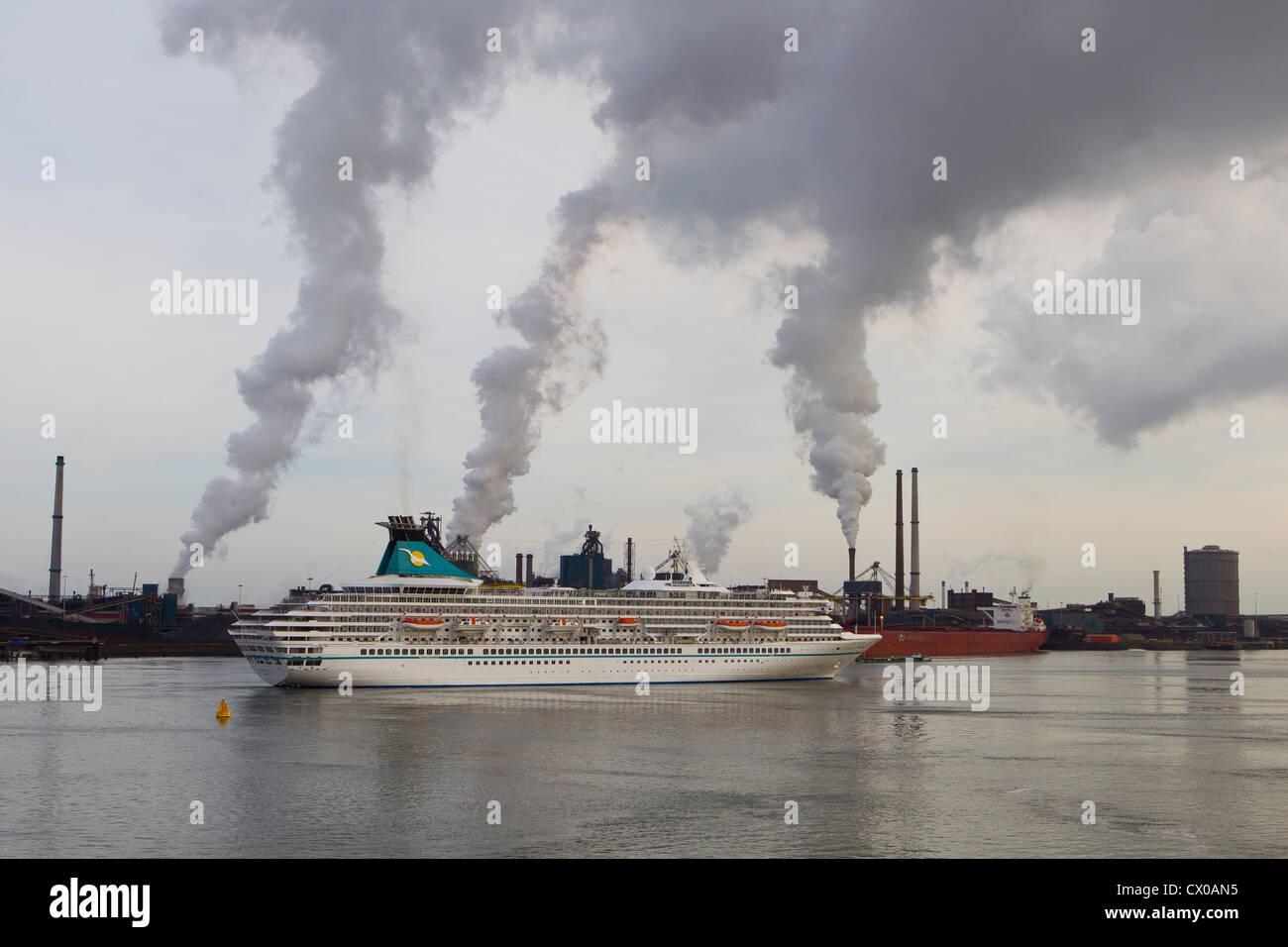 ARTANIA Kreuzfahrtschiff Passagiere Schiff Ijmuiden port Stockfoto