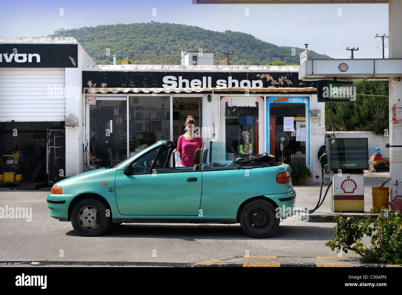 Eine kleine offene Top Mietwagen in einer Tankstelle auf der Insel Ägina Griechenland Stockfoto
