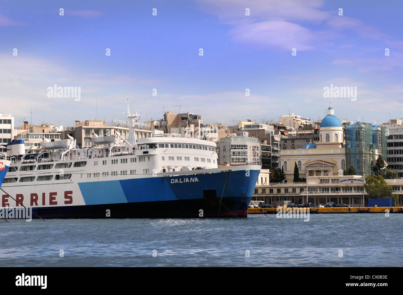 Eine Passagier-Fähre im Hafen von Piräus in Athen Griechenland Stockfoto