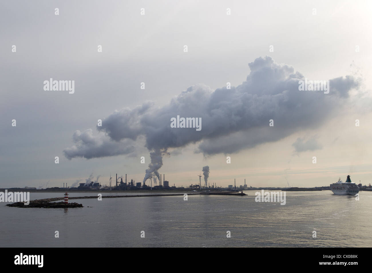 Plume Rauch Horizont Dunst dunstige Sonne Sonnenschein Meer Himmel Wasser schimmern schimmernde Sonnenlicht Verschmutzung Kohlendioxid-Emissionen CO2-SO2 Stockfoto