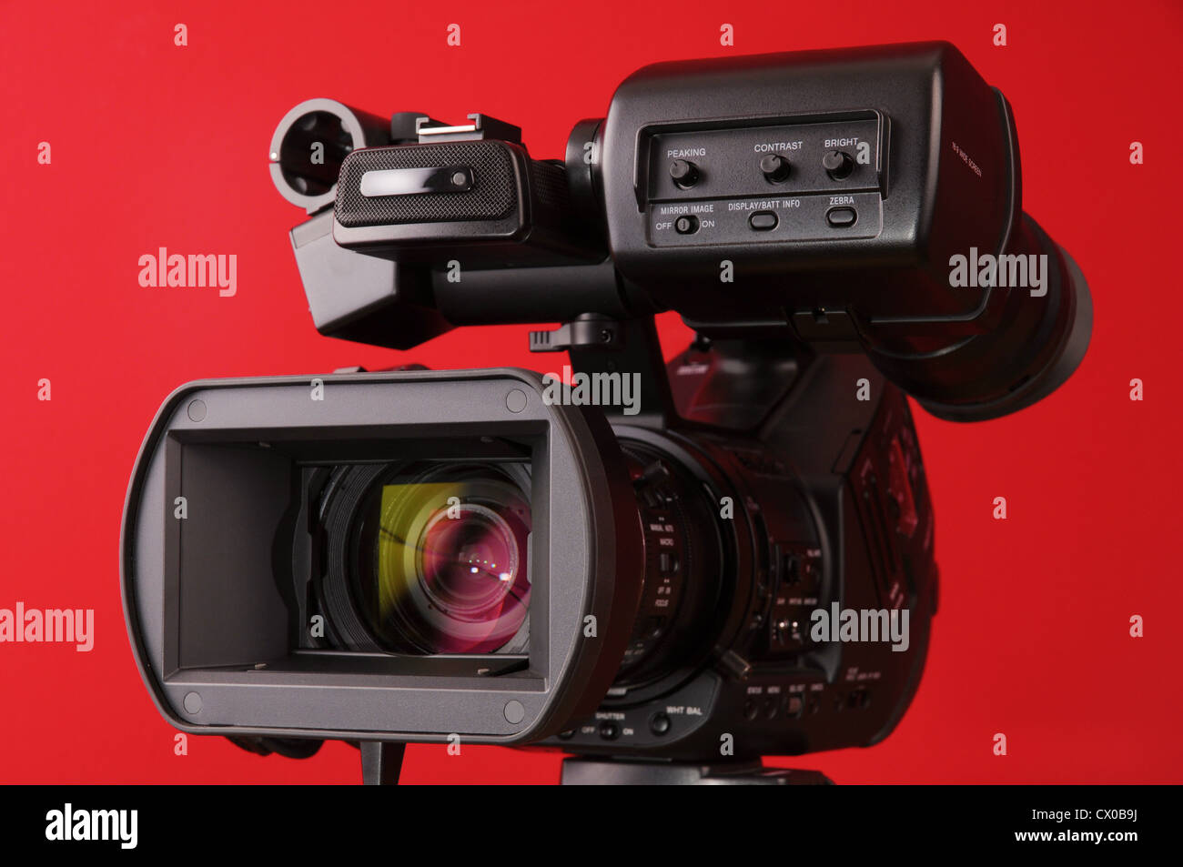 Videokamera auf rotem Grund. Stockfoto