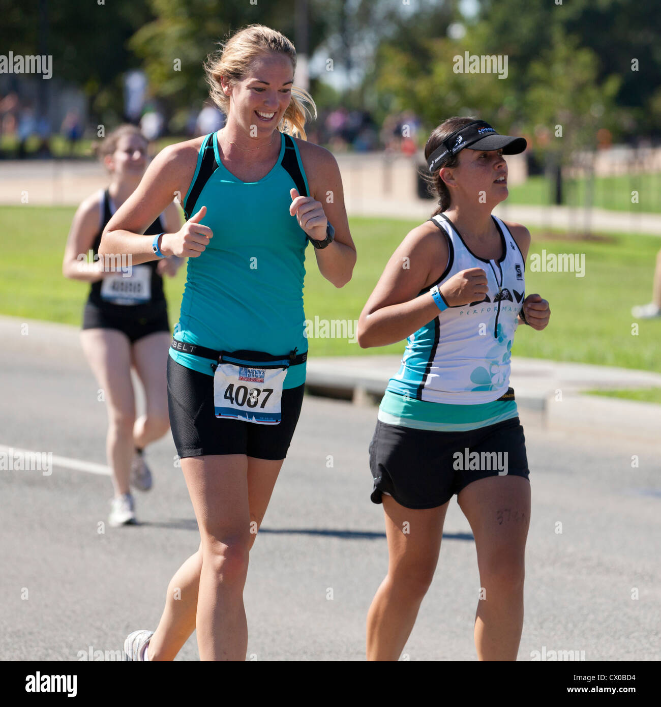 Weibliche Fahrer in einen Marathon laufen Stockfoto