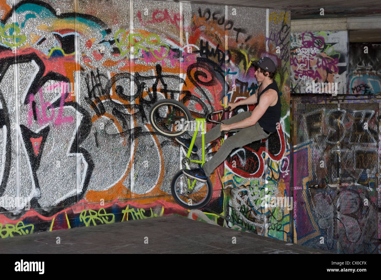 BMX Freestyle Fahrrad fahren 180 Graffiti-Wand-Fahrer Stockfotografie -  Alamy