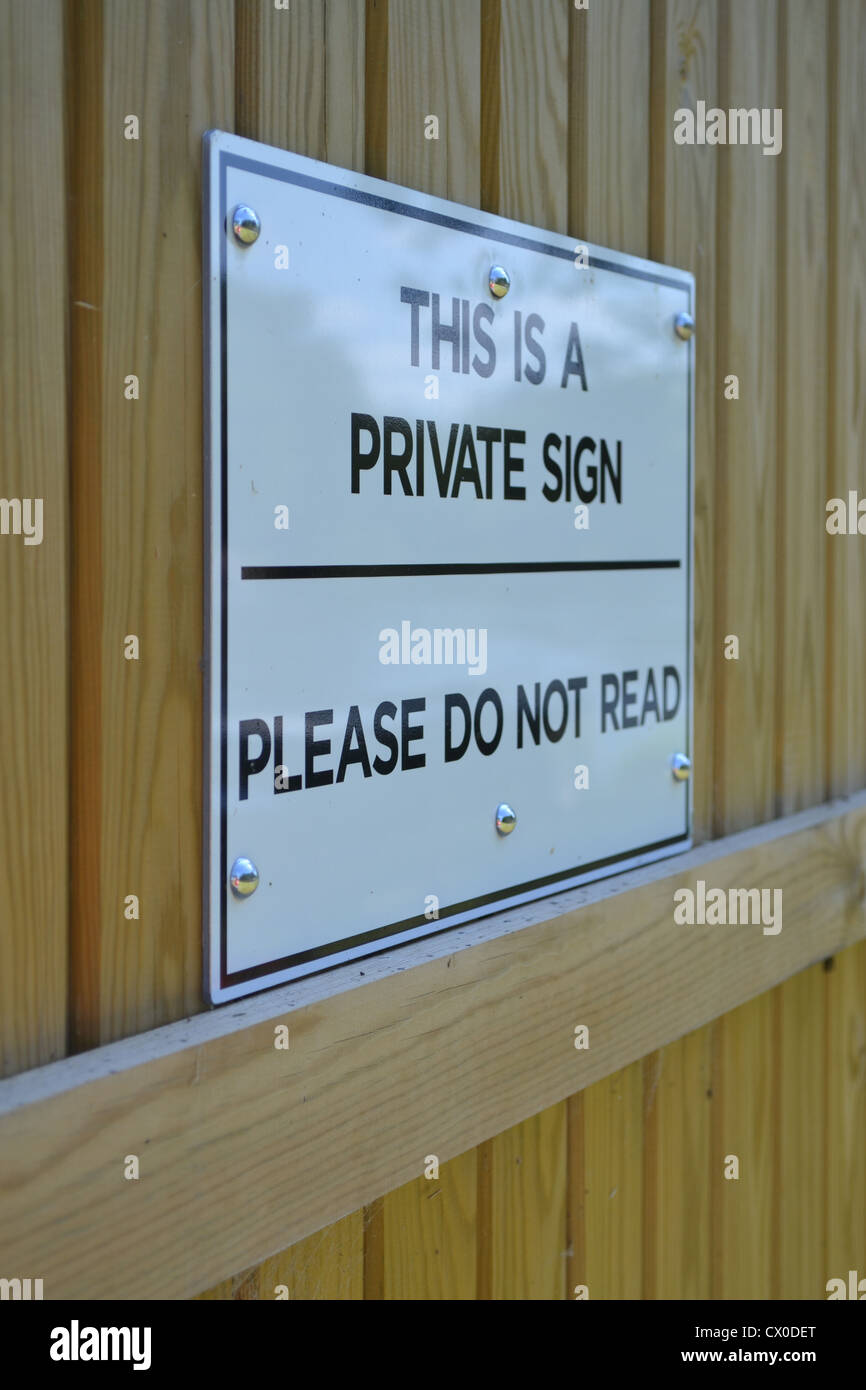 Ironisch Zeichen, "Dies ist ein eigenen Zeichen. Bitte nicht lesen ", Sonning, Berkshire, England Stockfoto