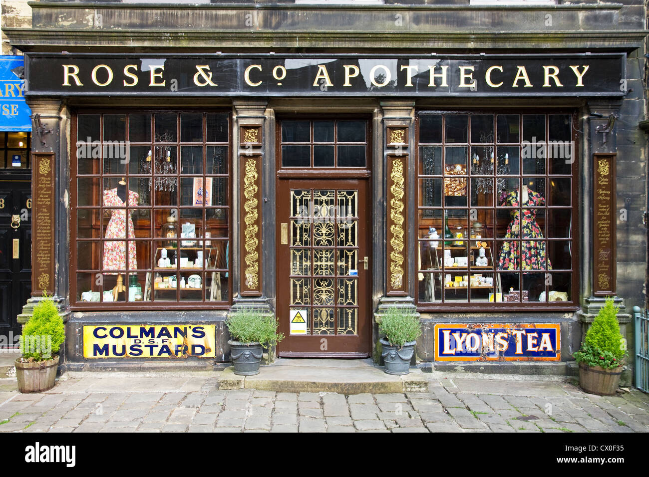 Rose & Co. Apotheker (und Ladies Outfitters), Hauptstraße, Haworth, West Yorkshire, England, Vereinigtes Königreich Stockfoto