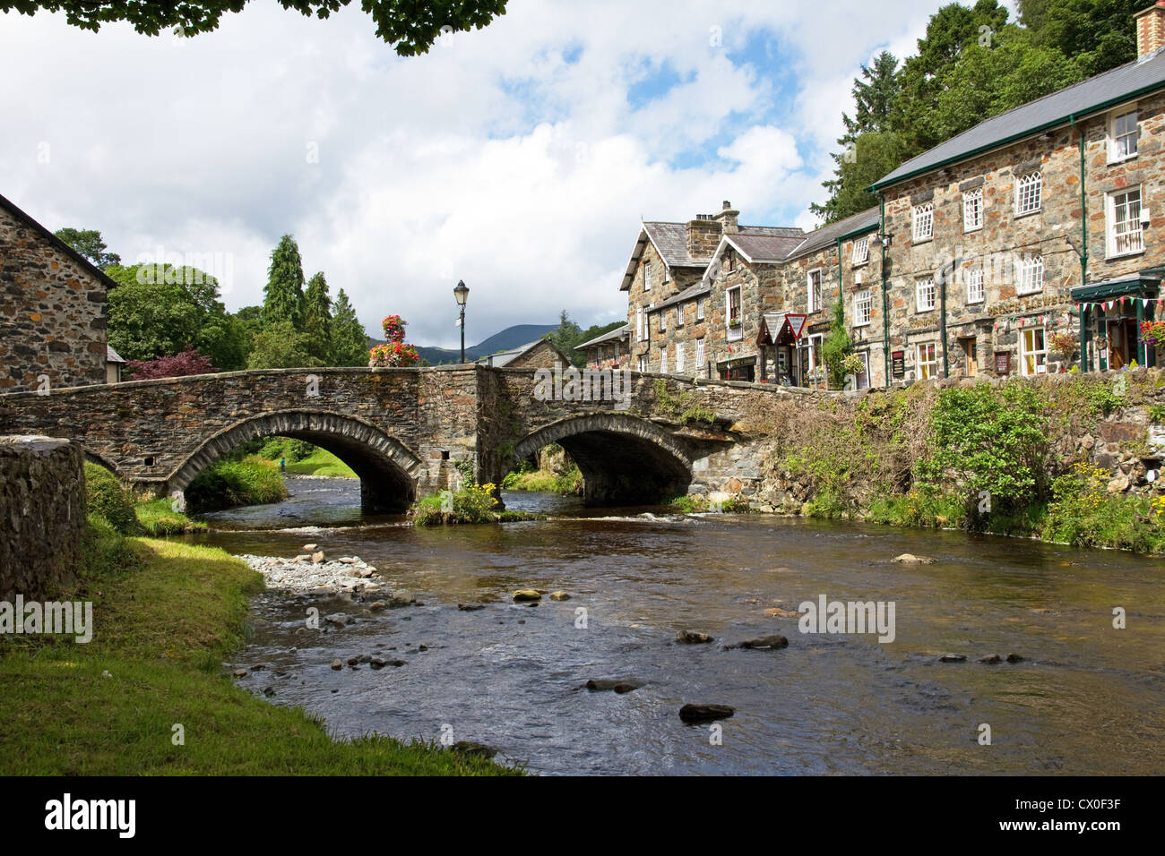 Dorf von Beddgelert und Fluss Colwyn, Snowdonia-Nationalpark, Gwynedd, Nordwales, UK Stockfoto