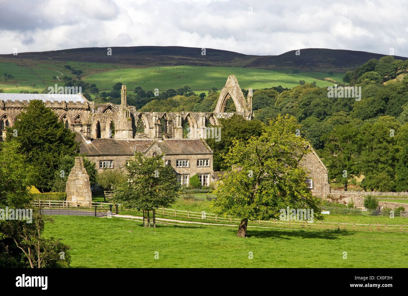 Ruiniert Priory und Pfarrei Kirche im Tal, die Einstellung, Bolton Abbey, Wharfedale, Yorkshire Dales, North Yorkshire, England, UK Stockfoto