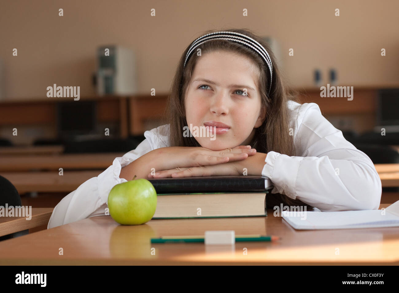 Оля была прилежной ученицей. Школьный портрет. Ученица за столом. Школьник с яблоком.