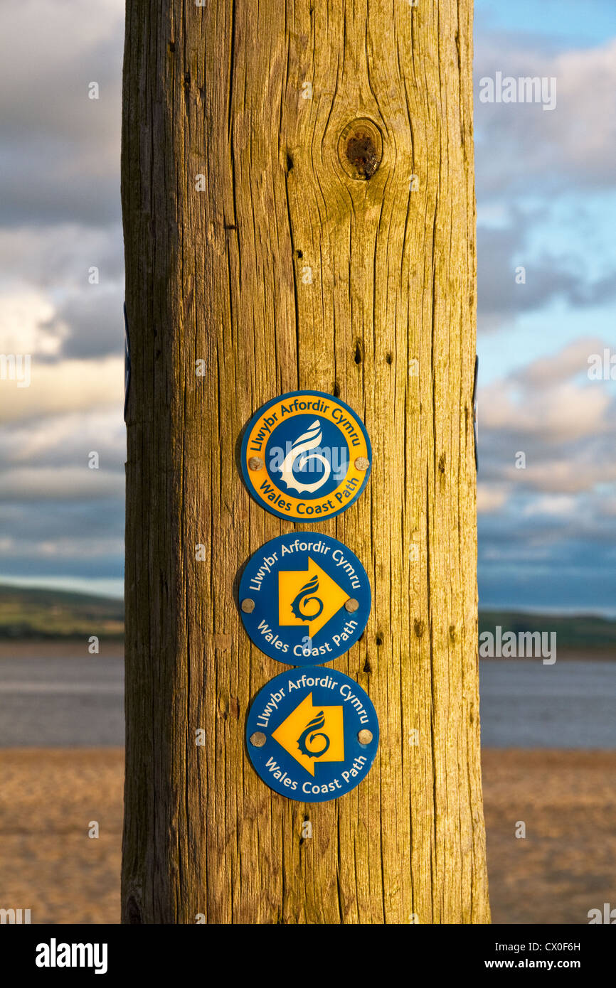 Wegpunkt Zeichen für Wales Coast Path auf Aberdyfi (Aberdovey) Strand (im Abendlicht) Dyfi Mündung, Gwynedd, North Wales, UK Stockfoto