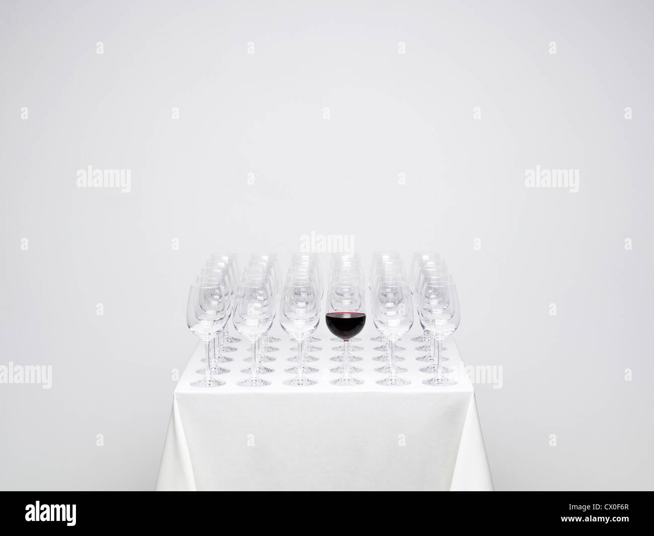 Leere Gläser Wein auf einem Tisch mit Rotwein in Reihen. Ähnliches Foto mit allen leeren Gläser zur Verfügung. Stockfoto