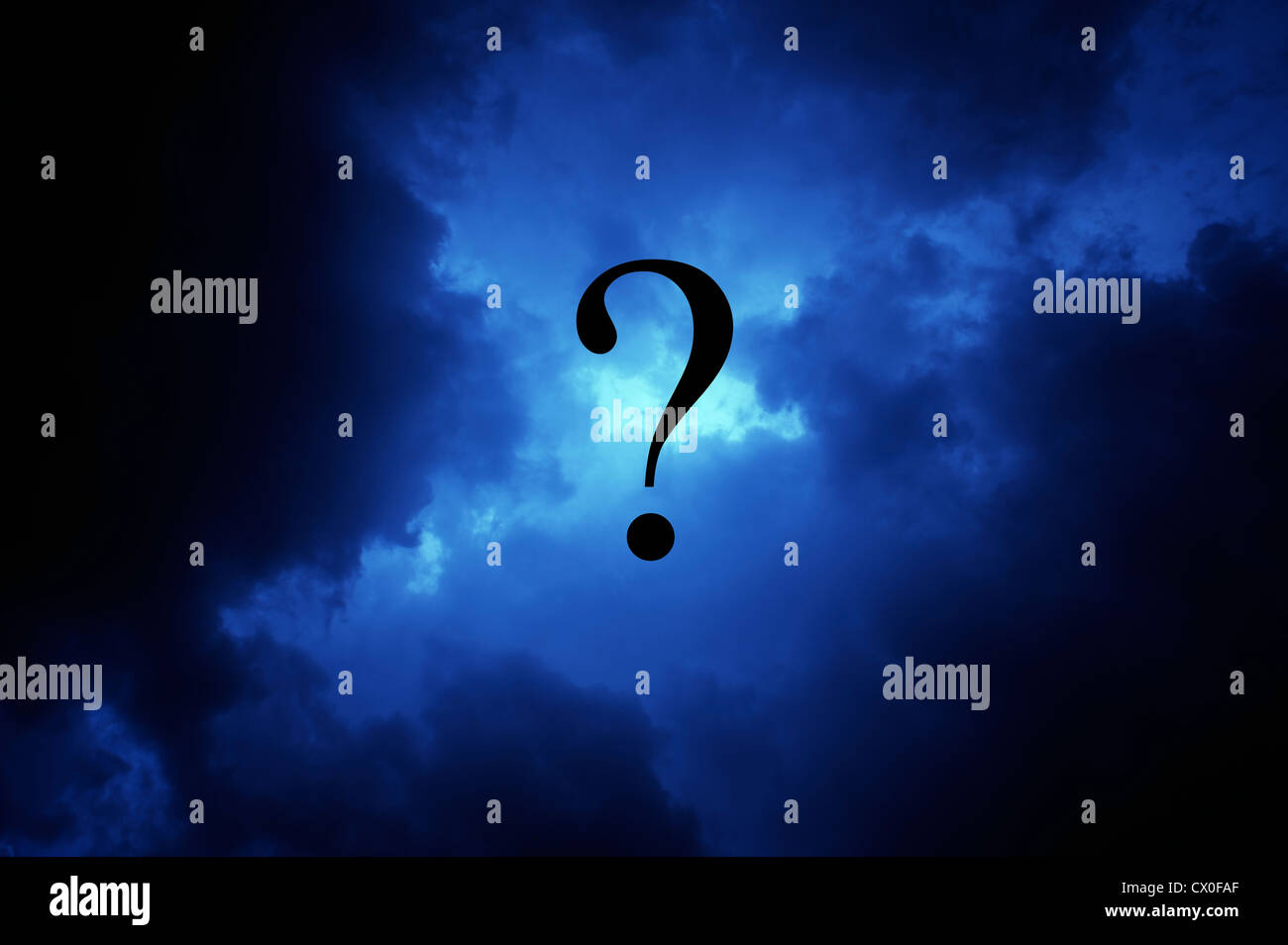 launisch dunkle Gewitterwolken mit Fragezeichen im Zentrum Stockfoto