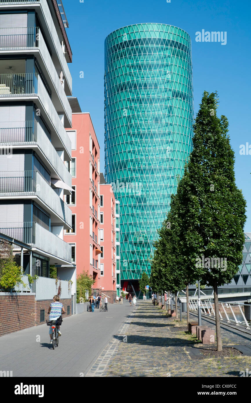 Mehrfamilienhäuser in den Westhafen moderne gehobene privat- und Geschäftskunden Immobilienentwicklung neben Hafen in Frankfurt am Main Stockfoto