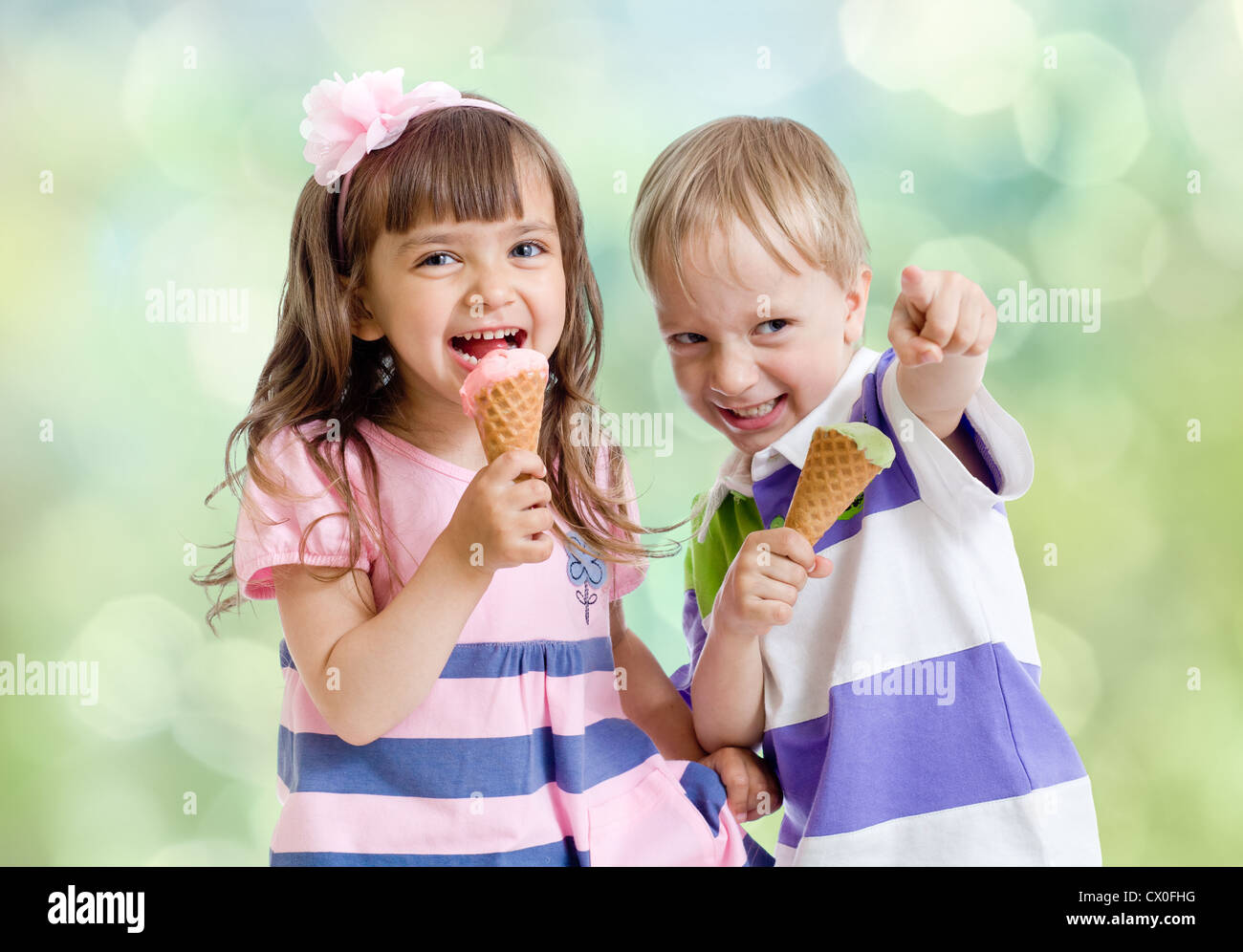 Kinder mit Eis Kegel im freien Stockfoto