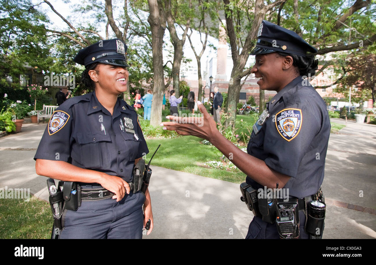 Polizistinnen ein Gespräch. Stockfoto