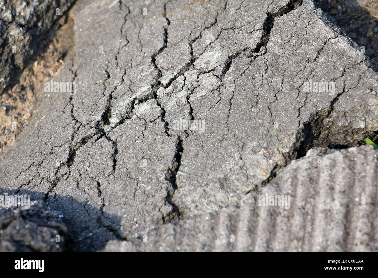 Closeup geknackt Asphalt nach Erdbeben Stockfoto