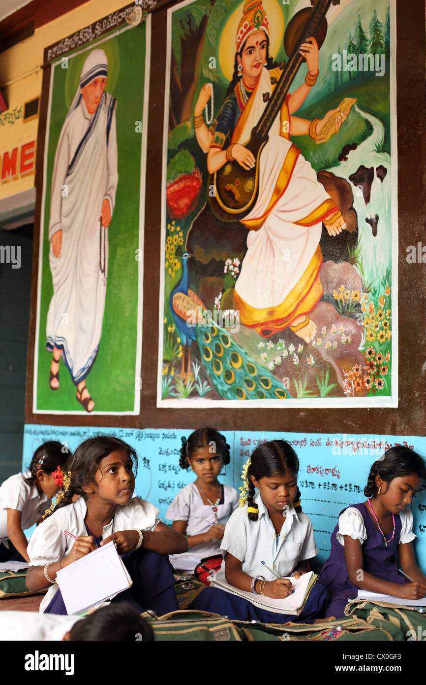 Indische Schulkinder Indien - Mutter Teresa und Göttin Saraswati auf dem Hintergrund Andhra Pradesh in Indien Stockfoto