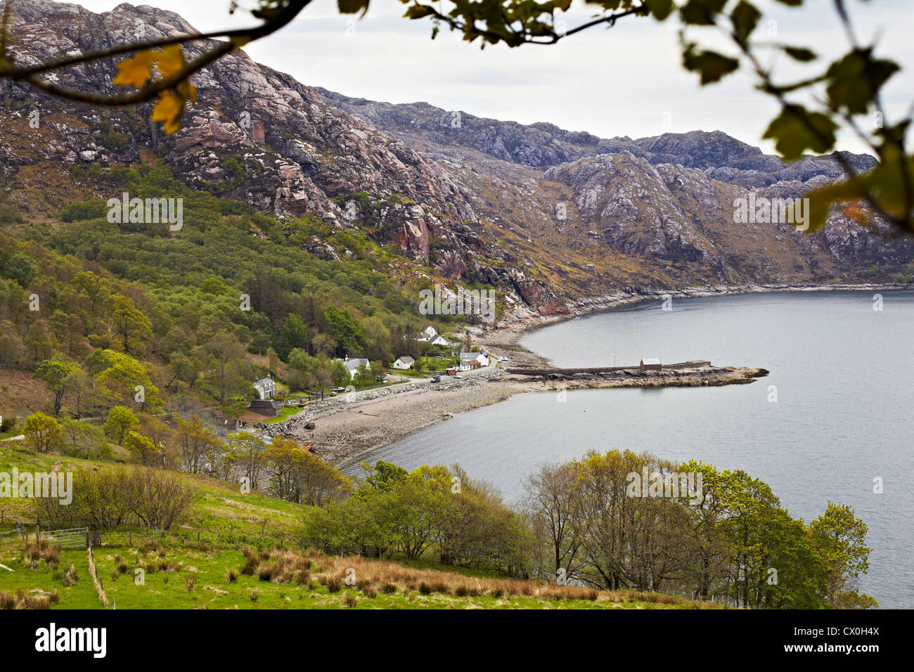 Blick nach Süden über Loch Diabaig in Richtung Rubha na h-Airde. Lower Diabaig, Schottland Stockfoto